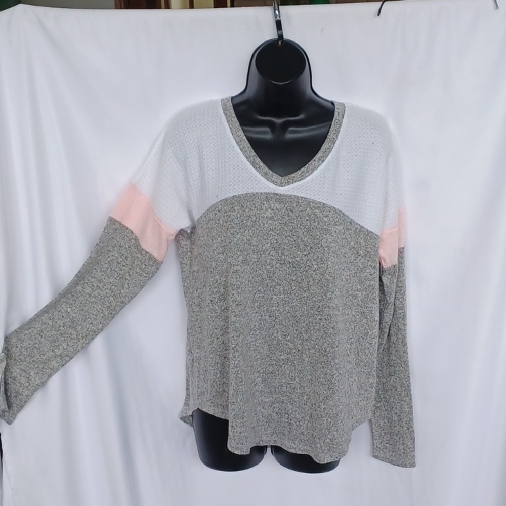 SO Cozy Tee Colorblock V-Neck Long Sleeve Top. Size:M, 21" PTP, 25"L